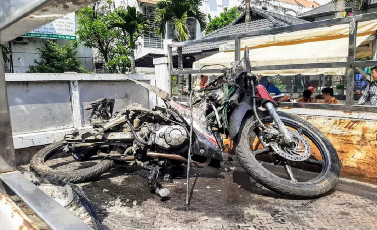 Lai xe Mercedes gay tai nan kinh hoang gan san bay duong tinh voi ma tuy-Hinh-3