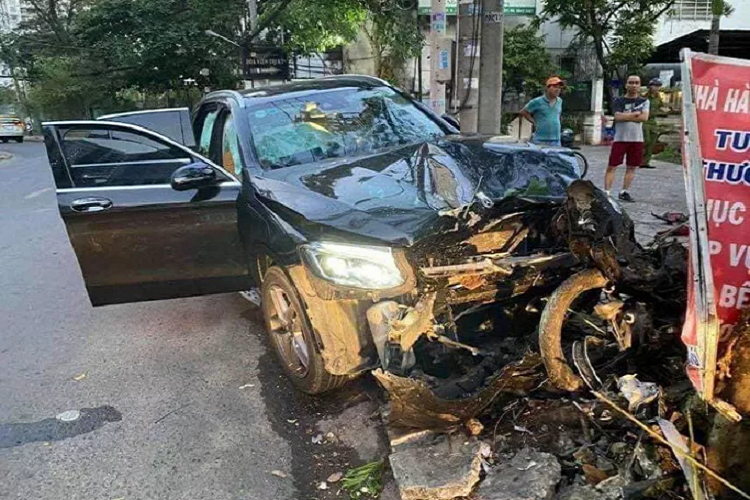 Lai xe Mercedes gay tai nan kinh hoang gan san bay duong tinh voi ma tuy-Hinh-4