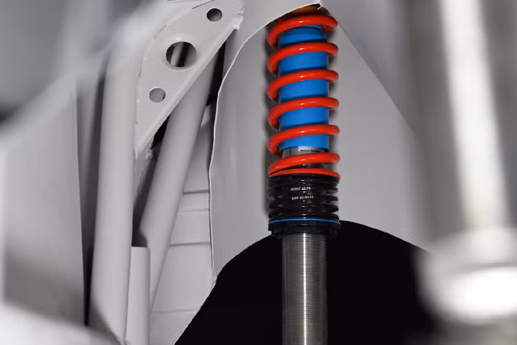 Phần trăm khung gầm nguyên bản này sau đó được kết hợp với nền tảng xe bằng nhôm siêu nhẹ được Totem phát triển riêng dành cho GTelectric. Các chỉnh sửa khác bao gồm bộ khung chống lật trong cabin và khung nhôm chịu lực trước đầu xe, tăng cường độ an toàn cho chiếc xe.