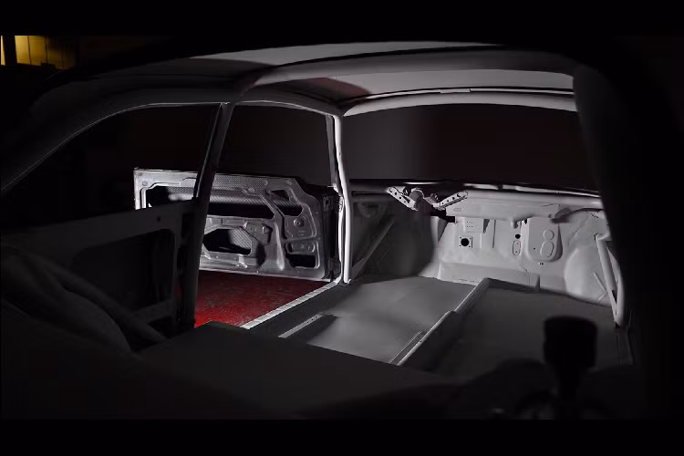 Thân xe được thiết kế lại hoàn toàn được làm từ sợi carbon để giảm trọng lượng nhất có thể và mang lại cho Totem GTe vẻ ngoài gần như liền mạch. Bộ bốn đèn pha LED mới để tỏ lòng tôn kính với mẫu xe Alfa Romeo Berlina 1750/2000 trong quá khứ trong khi đèn hậu là các đơn vị đèn LED tròn thay vì các hình chữ nhật ban đầu.