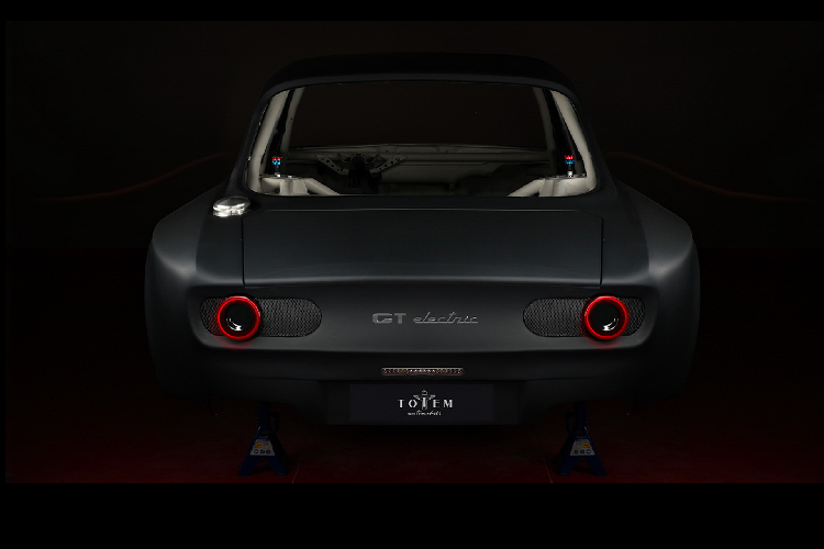 Quá trình tái tạo ban đầu đòi hỏi Totem phải lột bỏ và rã hoàn toàn mọi thứ bên trong lẫn bên ngoài của chiếc GT Junior. Bởi lẽ Totem chỉ duy nhất sử dụng lại khung gầm của chiếc xe. Nói một cách chính xác hơn, hãng độ Totem chỉ sử dụng 10% khung gầm xe nguyên bản của Chiếc Alfa Romeo Giulia GT Junior.