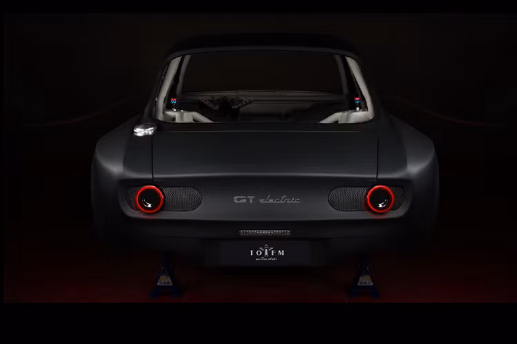 Quá trình tái tạo ban đầu đòi hỏi Totem phải lột bỏ và rã hoàn toàn mọi thứ bên trong lẫn bên ngoài của chiếc GT Junior. Bởi lẽ Totem chỉ duy nhất sử dụng lại khung gầm của chiếc xe. Nói một cách chính xác hơn, hãng độ Totem chỉ sử dụng 10% khung gầm xe nguyên bản của Chiếc Alfa Romeo Giulia GT Junior.