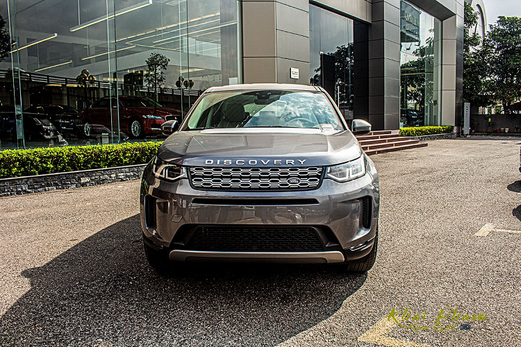 Chiếc xe ôtô mới Land Rover Discovery Sport 2020 đầu tiên về Việt Nam thuộc phiên bản tiêu chuẩn S và được phân phối chính hãng. Hiện bản cao cấp của Land Rover Discovery Sport 2020 vẫn chưa hẹn ngày về nước.