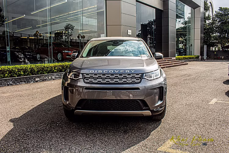 Chiếc xe ôtô mới Land Rover Discovery Sport 2020 đầu tiên về Việt Nam thuộc phiên bản tiêu chuẩn S và được phân phối chính hãng. Hiện bản cao cấp của Land Rover Discovery Sport 2020 vẫn chưa hẹn ngày về nước.