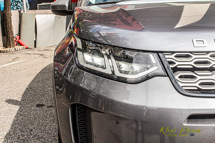 Chiếc SUV Discovery Sport S 2020 sử dụng cụm đèn pha Full-Led thay cho bóng Projector trên bản cũ cùng tạo hình thon gọn và mới mẻ hơn. Không chỉ mới mẻ về cụm đèn trước, lưới tản nhiệt của phiên bản cũng tinh chỉnh ấn tượng hơn, hốc gió đặt dọc bắt mắt hơn những gì đã thể hiện ở đời cũ.
