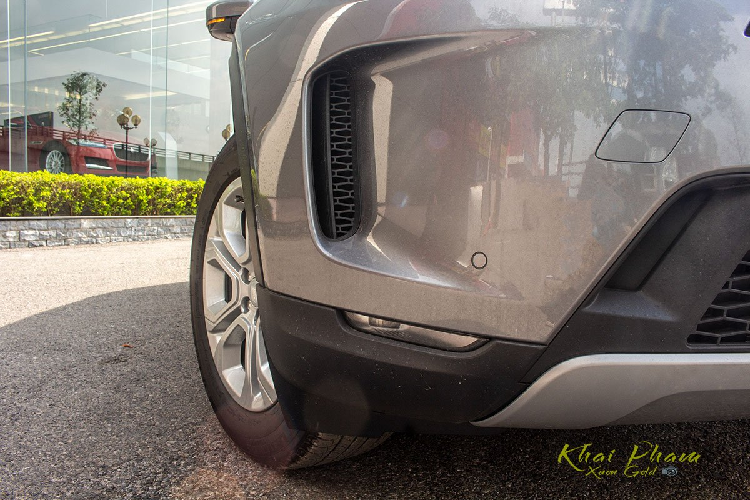 Land Rover Discovery Sport S thay đổi lớn nhất ở cụm đèn hậu tạo hình mới mẻ hơn so với dạng elip như cũ, công nghệ sử dụng LED mang đến khả năng nhận diện tốt hơn. Ở thế hệ mới, mẫu SUV hạng sang bản S đã không còn ống xả lộ thiên, nhưng xe vẫn duy trì hệ thống cảm biến/camera lùi, đèn phanh LED trên cao...