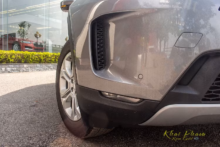 Land Rover Discovery Sport S thay đổi lớn nhất ở cụm đèn hậu tạo hình mới mẻ hơn so với dạng elip như cũ, công nghệ sử dụng LED mang đến khả năng nhận diện tốt hơn. Ở thế hệ mới, mẫu SUV hạng sang bản S đã không còn ống xả lộ thiên, nhưng xe vẫn duy trì hệ thống cảm biến/camera lùi, đèn phanh LED trên cao...