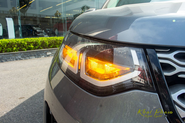 Land Rover Discovery Sport 2020 bản S thế hệ mới có phần thân xe thiết kế khí động học. Điểm mới ở đây là bộ mâm với tạo hình 5 chấu kép thẩm mỹ hơn cùng kích thước 18 inch. Gương chiếu hậu trên SUV hạng sang đến từ Anh quốc đồng màu thân xe có dải LED xi-nhan đi kèm những tính năng chỉnh/gập điện, sấy gương, chống chói.