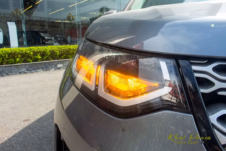 Land Rover Discovery Sport 2020 bản S thế hệ mới có phần thân xe thiết kế khí động học. Điểm mới ở đây là bộ mâm với tạo hình 5 chấu kép thẩm mỹ hơn cùng kích thước 18 inch. Gương chiếu hậu trên SUV hạng sang đến từ Anh quốc đồng màu thân xe có dải LED xi-nhan đi kèm những tính năng chỉnh/gập điện, sấy gương, chống chói.