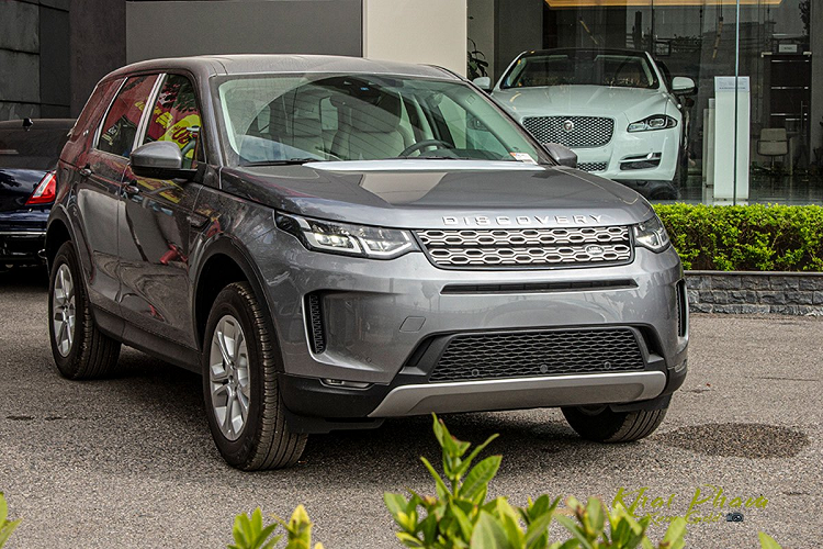 Land Rover Discovery Sport là dòng xe bán chạy bậc nhất của thương hiệu xe hơi Anh quốc, nhưng gần đây do đã bước vào giai đoạn cuối của thế hệ đầu tiên nên mẫu SUV này đã cho thấy sự "hụt hơi". Chính vì thế, Land Rover Discovery Sport 2020 mới thế hệ thứ 2 đã xuất hiện nhằm lấy lại vị thế đã mất.