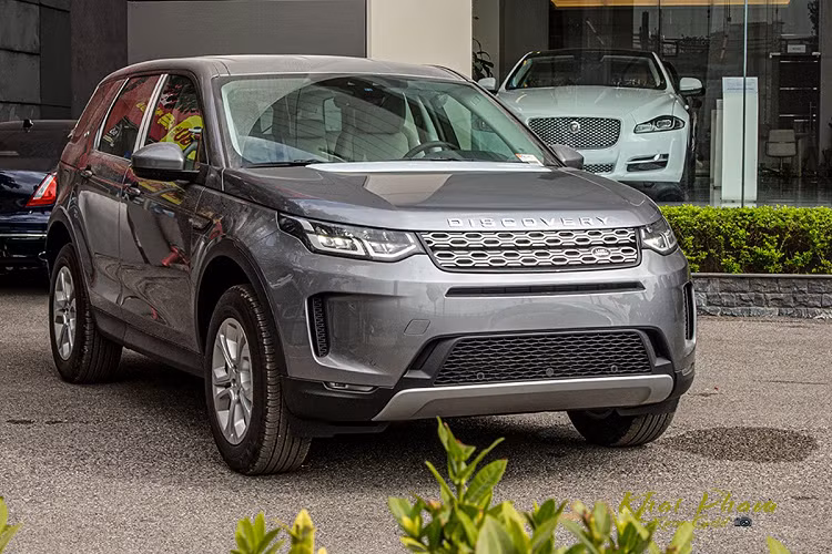 Land Rover Discovery Sport là dòng xe bán chạy bậc nhất của thương hiệu xe hơi Anh quốc, nhưng gần đây do đã bước vào giai đoạn cuối của thế hệ đầu tiên nên mẫu SUV này đã cho thấy sự "hụt hơi". Chính vì thế, Land Rover Discovery Sport 2020 mới thế hệ thứ 2 đã xuất hiện nhằm lấy lại vị thế đã mất.
