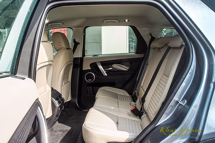 Đầu tiên là hệ thống vô-lăng trên Land Rover Discovery Sport S 2020 được thay mới, thiết kế này được lấy từ "người anh em" Evoque mang đến cái nhìn thẩm mỹ hơn hoàn toàn so với thế hệ đầu tiên. Cụm màn hình phía sau cũng được cập nhật giao diện mới mẻ và trực quan hơn trên Land Rover Discovery Sport S 2020.