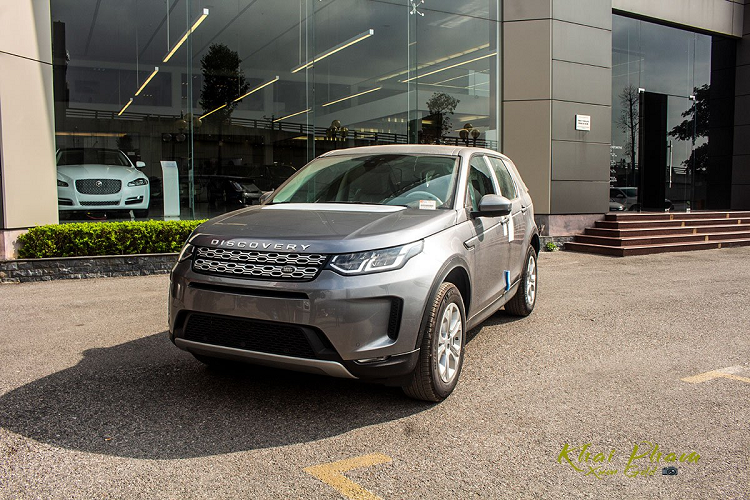 Mẫu xe SUV Land Rover Discovery Sport 2020 lần đầu được giới thiệu tại thị trường thế giới vào tháng 5/2019 với một số thay đổi nhẹ ở ngoại thất. Discovery Sport thế hệ mới sử dụng nền tảng mới Premium Transverse Architecture (PTA) đã ứng dụng trên Evoque giúp xe tăng độ cứng hơn 13% so với phiên bản trước đây và cải thiện khả năng chống rung so với "người tiền nhiệm".