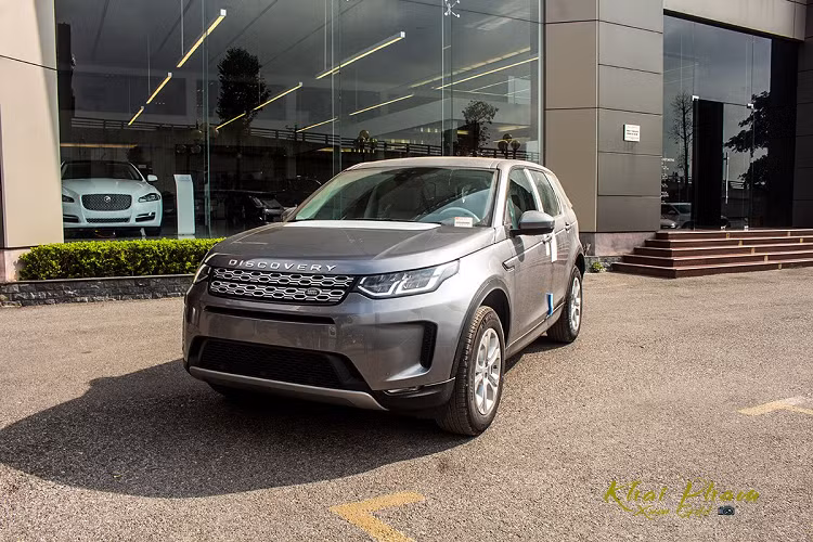 Mẫu xe SUV Land Rover Discovery Sport 2020 lần đầu được giới thiệu tại thị trường thế giới vào tháng 5/2019 với một số thay đổi nhẹ ở ngoại thất. Discovery Sport thế hệ mới sử dụng nền tảng mới Premium Transverse Architecture (PTA) đã ứng dụng trên Evoque giúp xe tăng độ cứng hơn 13% so với phiên bản trước đây và cải thiện khả năng chống rung so với "người tiền nhiệm".