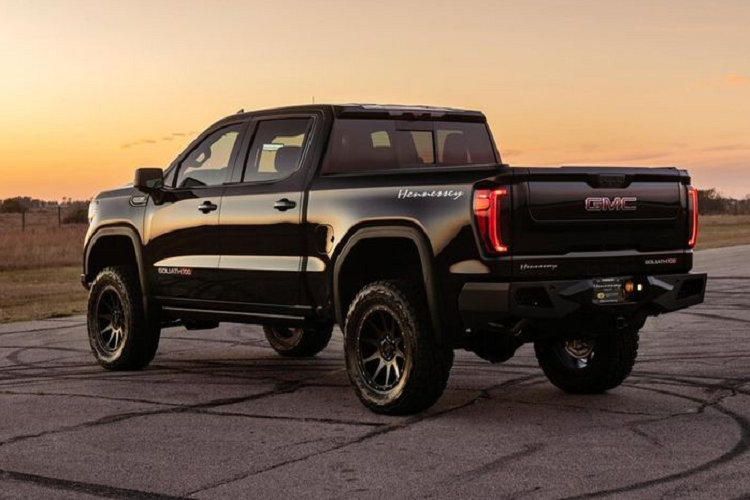 Các tùy chọn gồm có các tấm hãm roto trước 15,1 inch từ Brembo, hệ thống ống xả bằng thép không gỉ, tấm đậy thùng xe mang nhãn Goliath và bệ cửa có thể thu gọn.