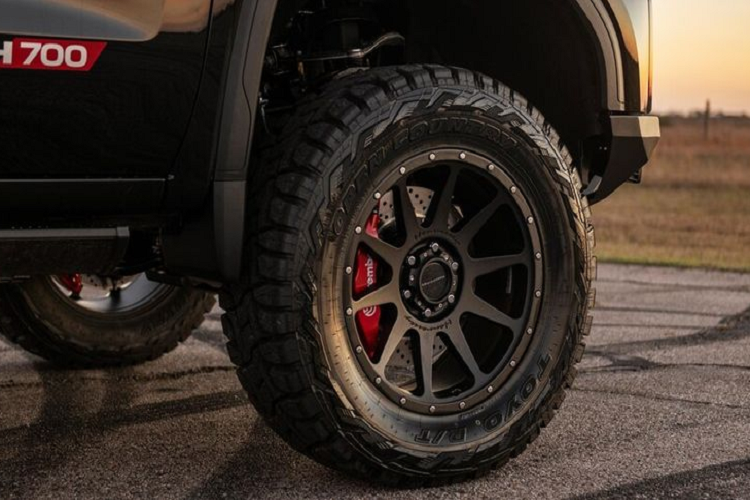 Bộ kit Goliath bao gồm gói off-road Giai đoạn 1 của Hennessey, máy nâng 6 inch, bánh xe 20 inch tùy chỉnh, lốp 35 inch, cản trước tùy chỉnh có thêm đèn LED...