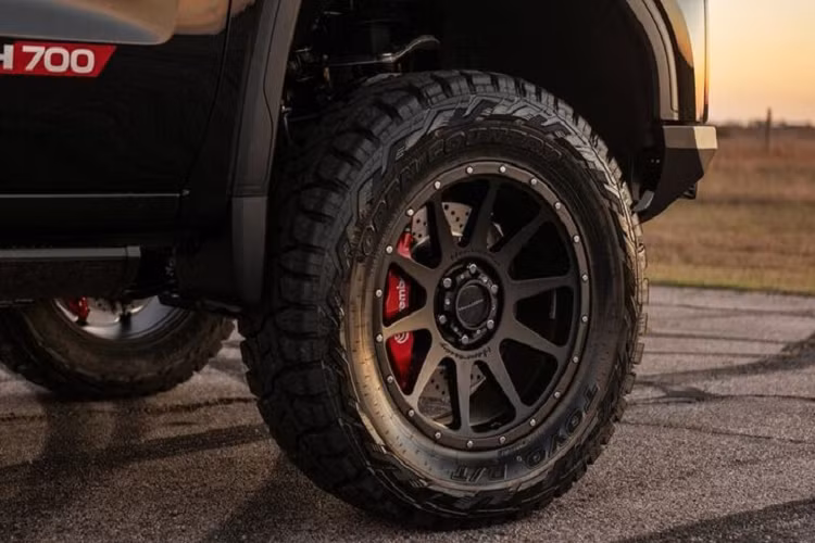 Bộ kit Goliath bao gồm gói off-road Giai đoạn 1 của Hennessey, máy nâng 6 inch, bánh xe 20 inch tùy chỉnh, lốp 35 inch, cản trước tùy chỉnh có thêm đèn LED...