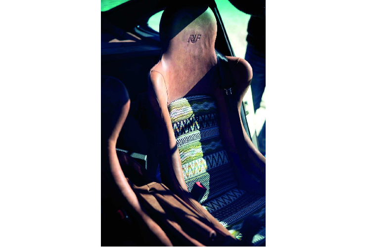 Để đảm bảo an toàn cho các hành khách trong chuyến thám hiểm của họ, RUF đã trang bị thêm cho khoang lái khung chống lật, ghế đua, cùng đai an toàn đa điểm. Nội thất được trang trí bằng da màu nâu, cùng với là lưng ghế được hoàn thiện với nhiều họa tiết mang đậm phong cách văn hóa của người Anh-điêng.