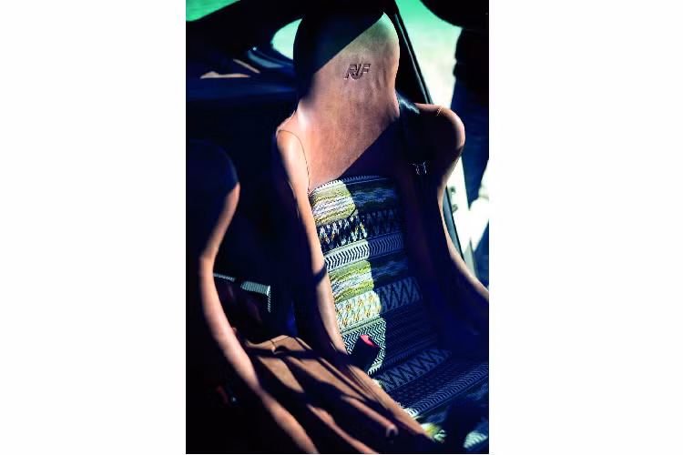 Để đảm bảo an toàn cho các hành khách trong chuyến thám hiểm của họ, RUF đã trang bị thêm cho khoang lái khung chống lật, ghế đua, cùng đai an toàn đa điểm. Nội thất được trang trí bằng da màu nâu, cùng với là lưng ghế được hoàn thiện với nhiều họa tiết mang đậm phong cách văn hóa của người Anh-điêng.