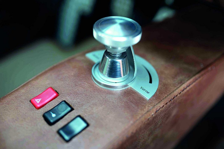 Xe được phát triển trên nền tảng của RUF SCR cũng như CTR Anniversary, sử dụng hệ dẫn động bốn bánh toàn thời gian có thể được điều chỉnh phân bổ lực thông qua một núm xoay bên trong nội thất. Hệ thống treo độc lập bốn bánh xe được trang bị.