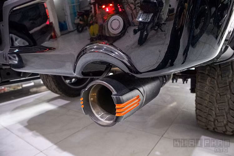 Ở ngoại thất, chiếc Ford F-150 Harley-Davidson mà chúng tôi giới thiệu ở bài viết này sở hữu màu Đen Agate. Giá xe Ford F-150 Harley-Davidson màu này rẻ nhất nhưng khi về Việt Nam cũng rơi vào khoảng hơn 7 tỷ đồng, cao hơn rất nhiều so với phiên bản tiêu chuẩn của dòng bán tải cỡ lớn F-150.