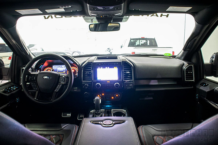 Sườn xe F150 2020 cũng sở hữu bộ mâm độc quyền có logo Harley-Davidson với kích thước đến 22 inch và bộ lốp chuyên chạy địa hình. Gương chiếu hậu ngoài của Ford F-150 được sơn đồng màu có tích hợp đèn xi-nhan LED cùng tính năng chỉnh/gập điện, sấy gương, nhớ vị trí và gần bậc lên/xuống có dòng chữ "Harley-Davidson".