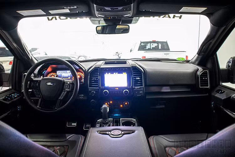 Sườn xe F150 2020 cũng sở hữu bộ mâm độc quyền có logo Harley-Davidson với kích thước đến 22 inch và bộ lốp chuyên chạy địa hình. Gương chiếu hậu ngoài của Ford F-150 được sơn đồng màu có tích hợp đèn xi-nhan LED cùng tính năng chỉnh/gập điện, sấy gương, nhớ vị trí và gần bậc lên/xuống có dòng chữ "Harley-Davidson".