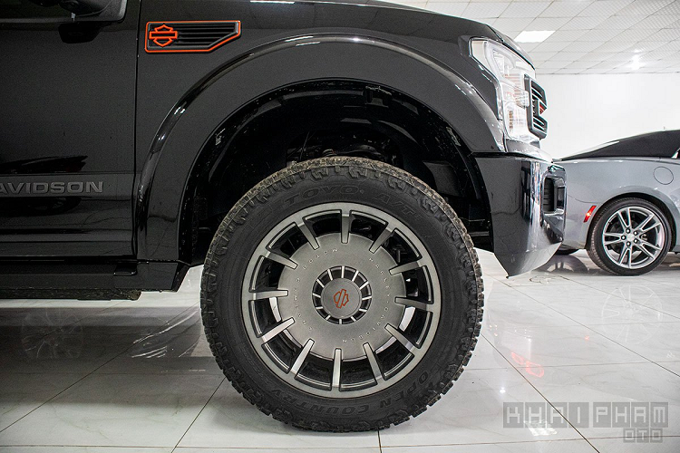 Qua tìm hiểu, Ford F-150 bản đặc biệt này đã được Harley-Davidson mua lại sau đó "bắt tay" cùng hãng độ Tuscany Motor Company để sản xuất chiếc bản tải "khủng long" này. Nhờ đó, Ford F-150 Harley-Davidson mới mang khá nhiều điểm khác biệt về ngoại thất cũng như nội thất với nhiều chi tiết thú vị.
