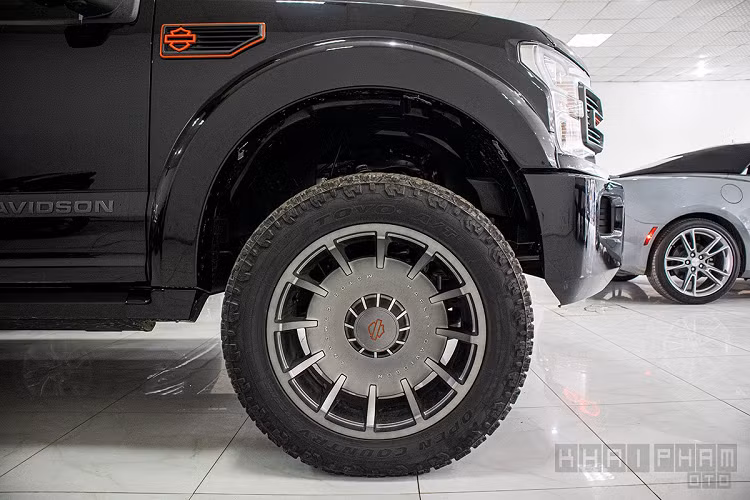 Qua tìm hiểu, Ford F-150 bản đặc biệt này đã được Harley-Davidson mua lại sau đó "bắt tay" cùng hãng độ Tuscany Motor Company để sản xuất chiếc bản tải "khủng long" này. Nhờ đó, Ford F-150 Harley-Davidson mới mang khá nhiều điểm khác biệt về ngoại thất cũng như nội thất với nhiều chi tiết thú vị.