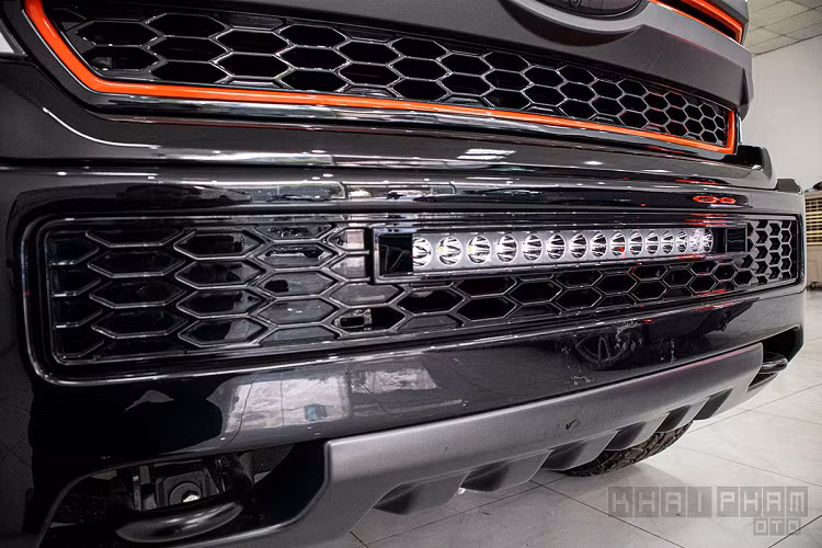 Theo đó, đại lý tư nhân tại Hà Nội đã nhập khẩu Ford F-150 Harley-Davidson 2020 mới thứ 441 về Việt Nam để phục vụ vị khách đặc biệt. Trước chiếc xe ô tô mới này, cũng đã có 3 chiếc Ford F-150 Harley-Davidson về nước và gần nhất xe thuộc sở hữu của đại gia phố núi Lào Cai số thứ tự 19.