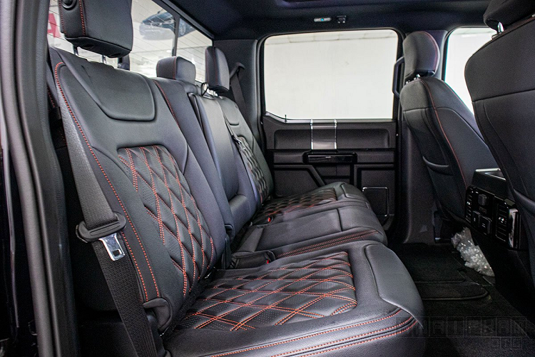 Những tiện nghi khá đặc biệt trên xe ô tô mới Ford F-150 Harley-Davidson có thể kể đến như cửa sổ trời tối màu, tay nắm cửa trong có vân carbon, bậc lên/xuống trong xe có logo Harley-Davidson, đề nổ từ xa bằng chìa khoá, cổng sạc 110V 400W, nút gài cầu điện tử. Hơn nữa, xe còn được trang bị hệ thống treo của BDS và giảm xóc thương hiệu Fox, đây đều là những hãng chuyên sản xuất cho ô tô thuộc bộ môn off-road.