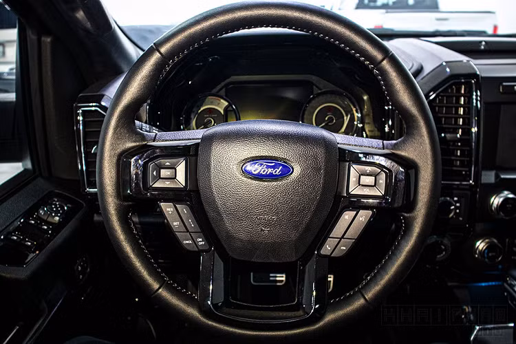 Bên trong khoang lái, Ford F-150 do Harley-Davidson sản xuất độc quyền có ghế ngồi bọc da chỉ khâu màu cam hình quả trám. Ghế trước trên chiếc F150 này tích hợp thêm tính năng chỉnh điện đa hướng, nhớ 3 vị trí. Hàng ghế sau rộng rãi là điều không phải bàn cãi trên chiếc xe được mệnh danh là "khủng long" của thương hiệu Mỹ.