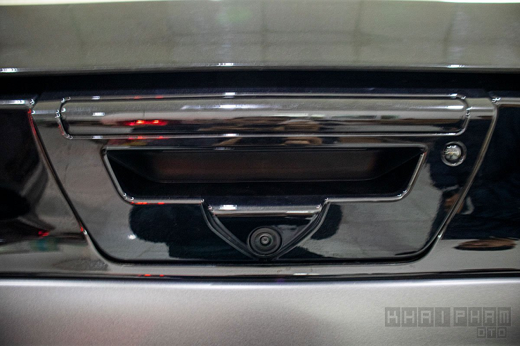 Xung quanh Ford F-150 đặc biệt trên sở hữu nét cứng cáp cùng những đường chỉ đỏ cam được điểm xuyết tạo điểm nhấn. Hệ thống lưới tản nhiệt được sơn đen bóng với viền đỏ cam, ngay trên nắp ca-pô xe cũng có phần lưới tương tự. Đèn xe của Ford F-150 giới hạn sử dụng công nghệ LED hoàn toàn, đèn sương mù kết hợp với cản trước cùng dải đèn LED thiết kế thêm.