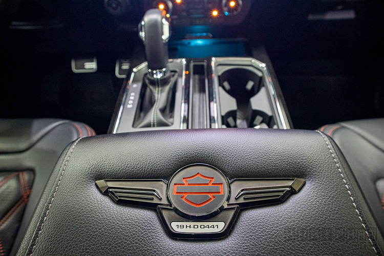 Bệ tỳ tay Ford F-150 Harley-Davidson được đánh số thứ tự, chiếc mới về nước này mang số hiệu 19H-D 0441, biểu thị xe được sản xuất trong năm 2019 và là chiếc thứ 441 trong 500 xe được sản xuất. Ford F-150 Harley-Davidson 2020 sở hữu động cơ V8 - 5.0L cho công suất cực đại 385 mã lực và mô-men xoắn 583 Nm kết hợp hộp số tự động cùng hệ dẫn động 4 bánh toàn thời gian.