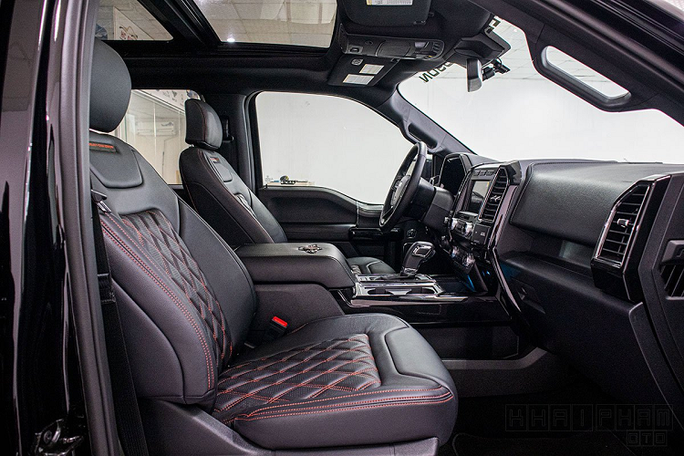 Vô-lăng xe được thiết kế với 4 chấu bọc da, đây cũng là một trong những thiết kế độc quyền của thương hiệu sản xuất mô tô Harley-Davidson. Cụm đồng hồ hiển thị sau tay lái trên Ford F-150 2020 đa sắc hiển thị mọi thông tin vận hành và được biến đổi màu sắc theo chế độ vận hành của xe.