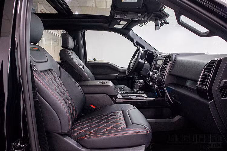 Vô-lăng xe được thiết kế với 4 chấu bọc da, đây cũng là một trong những thiết kế độc quyền của thương hiệu sản xuất mô tô Harley-Davidson. Cụm đồng hồ hiển thị sau tay lái trên Ford F-150 2020 đa sắc hiển thị mọi thông tin vận hành và được biến đổi màu sắc theo chế độ vận hành của xe.