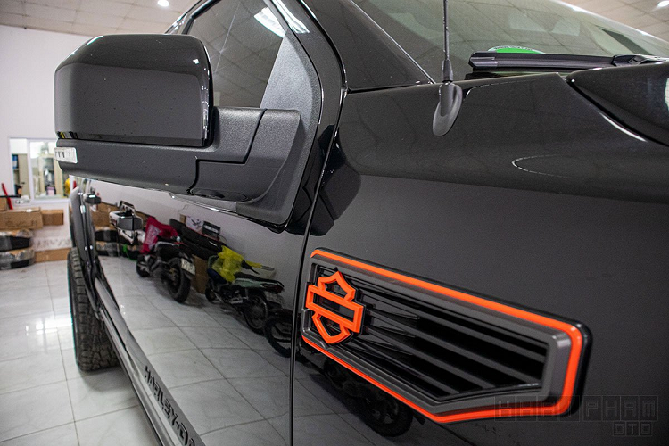 Được biết, Ford F150 Harley-Davidson lần đầu ra mắt công chúng toàn cầu tại Triển lãm Chicago 2019 hồi đầu năm ngoái và bắt đầu đi vào sản xuất 500 chiếc vào giữa hè. F-150 do hãng Harley-Davidson sản xuất mang đến cho khách hàng có 3 lựa chọn màu sắc ngoại thất gồm: Đen Agate, Trắng Platinum và Xám Leadfoot với mức giá tăng dần.