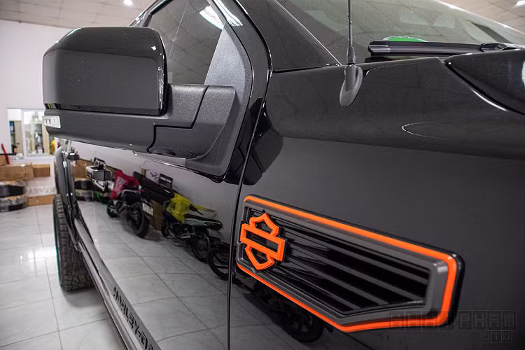 Được biết, Ford F150 Harley-Davidson lần đầu ra mắt công chúng toàn cầu tại Triển lãm Chicago 2019 hồi đầu năm ngoái và bắt đầu đi vào sản xuất 500 chiếc vào giữa hè. F-150 do hãng Harley-Davidson sản xuất mang đến cho khách hàng có 3 lựa chọn màu sắc ngoại thất gồm: Đen Agate, Trắng Platinum và Xám Leadfoot với mức giá tăng dần.