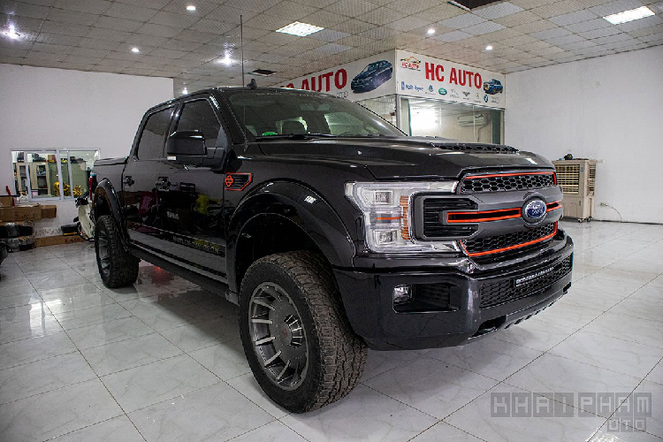 Mẫu xe Ford F-150 Harley-Davidson là một trong những chiếc siêu bán tải hiếm gặp nhất tại thị trường Việt Nam bởi mức giá cao và sự đặc biệt của bản giới hạn này. Thực tế, trên toàn cầu số lượng xe Ford F-150 Harley-Davidson cũng không nhiều khi chỉ có 500 xe được sản xuất nên không dễ dàng để đặt mua được xe.