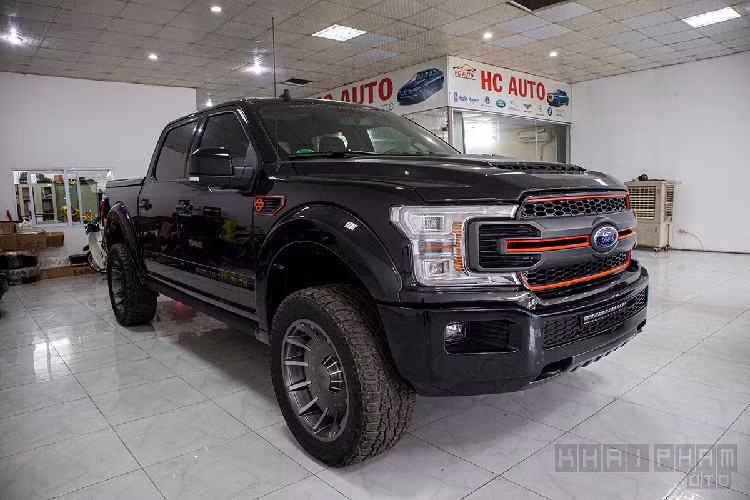 Mẫu xe Ford F-150 Harley-Davidson là một trong những chiếc siêu bán tải hiếm gặp nhất tại thị trường Việt Nam bởi mức giá cao và sự đặc biệt của bản giới hạn này. Thực tế, trên toàn cầu số lượng xe Ford F-150 Harley-Davidson cũng không nhiều khi chỉ có 500 xe được sản xuất nên không dễ dàng để đặt mua được xe.