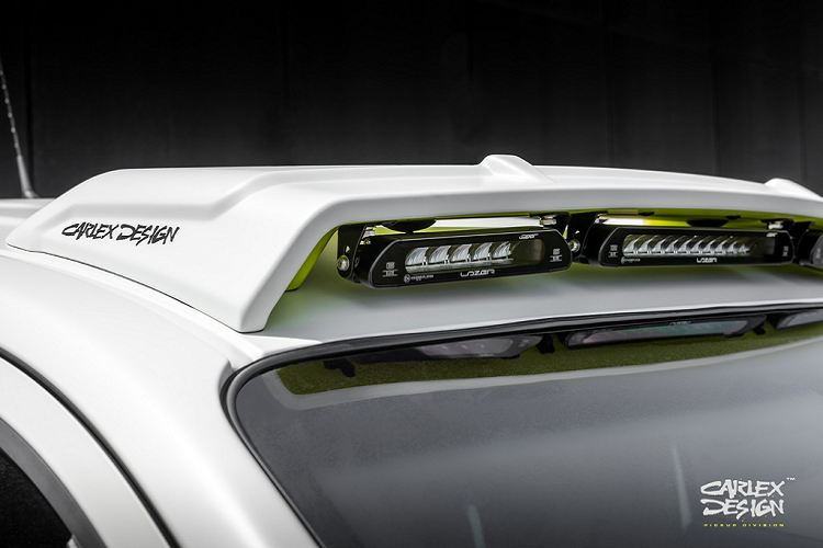 Phía trên nóc được trang bị 3 thanh LED trợ sáng đến từ hãng Lazer giúp xe có thể dễ dàng chinh phục những cung đường thử thách trong rừng rậm.