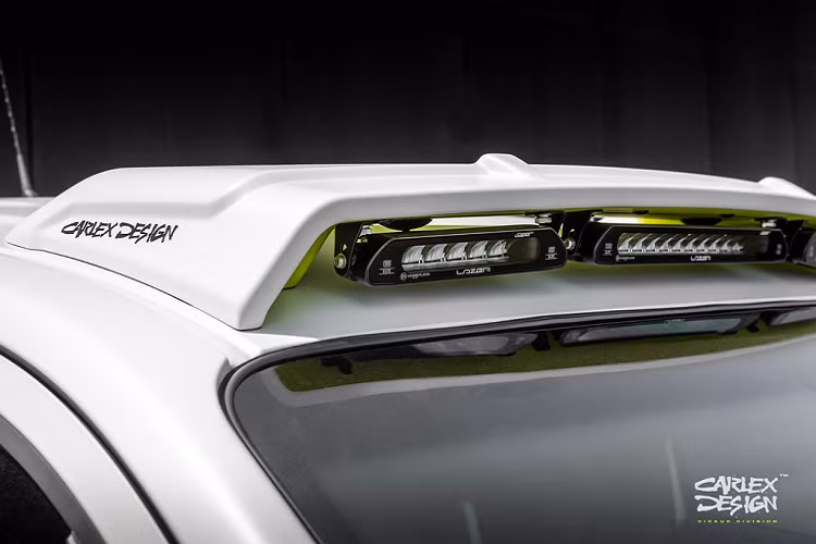 Phía trên nóc được trang bị 3 thanh LED trợ sáng đến từ hãng Lazer giúp xe có thể dễ dàng chinh phục những cung đường thử thách trong rừng rậm.