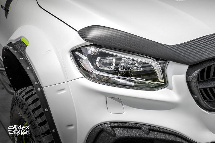 Ngoại thất nổi bật nhờ bộ bodykit trải dài từ trước ra sau, bao gồm lưới tản nhiệt, nắp ca-pô, cản trước, cánh gió sau... Mâm xe cũng được nâng cấp lên kích thước 18 inch, đi kèm là bộ lốp địa hình Radar Renegade RT+ POR 118Q.