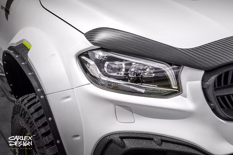 Ngoại thất nổi bật nhờ bộ bodykit trải dài từ trước ra sau, bao gồm lưới tản nhiệt, nắp ca-pô, cản trước, cánh gió sau... Mâm xe cũng được nâng cấp lên kích thước 18 inch, đi kèm là bộ lốp địa hình Radar Renegade RT+ POR 118Q.