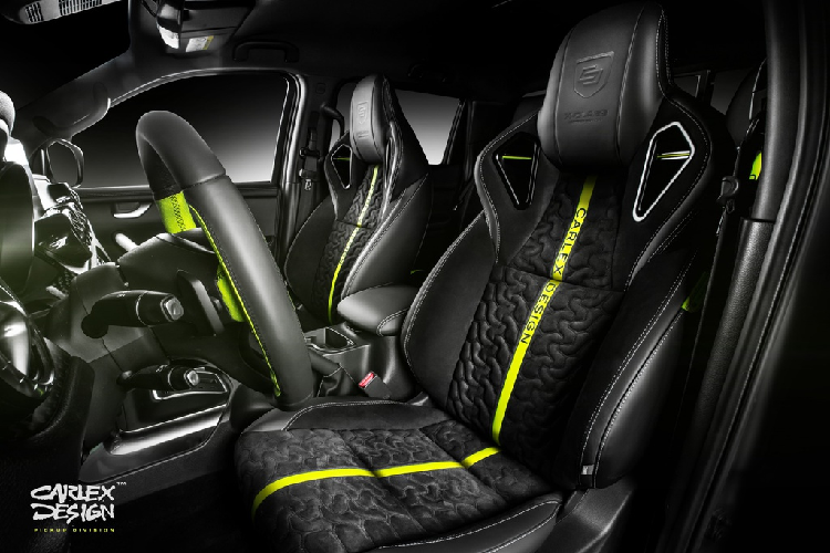 Nội thất nổi bật nhờ màu đen đến từ da Alcantara trên ghế ngồi, bảng điều khiển và khu vực ốp cửa. Ngoài ra còn có một loạt điểm nhấn màu vàng chanh ở vô lăng và ghế ngồi.