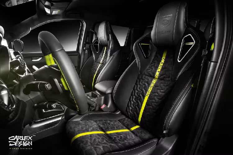 Nội thất nổi bật nhờ màu đen đến từ da Alcantara trên ghế ngồi, bảng điều khiển và khu vực ốp cửa. Ngoài ra còn có một loạt điểm nhấn màu vàng chanh ở vô lăng và ghế ngồi.