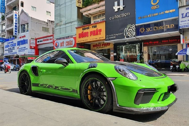 Được biết, đây là chiếc siêu xe Porsche 911 GT3 RS duy nhất tại Việt Nam sở hữu màu sơn xanh lá Lizard Green, tùy chọn chính hãng này có giá 246,4 triệu đồng. Mỗi lần xuất hiện trên đường chiếc xe thể thao Đức đều trở thành tâm điểm gây chú ý.
