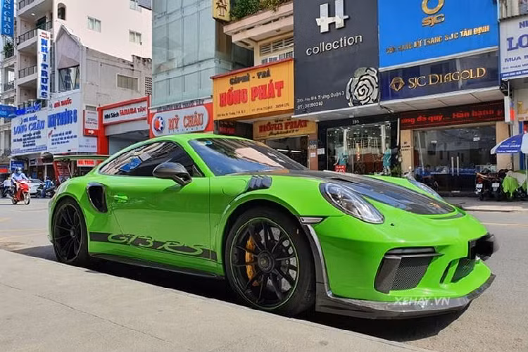 Được biết, đây là chiếc siêu xe Porsche 911 GT3 RS duy nhất tại Việt Nam sở hữu màu sơn xanh lá Lizard Green, tùy chọn chính hãng này có giá 246,4 triệu đồng. Mỗi lần xuất hiện trên đường chiếc xe thể thao Đức đều trở thành tâm điểm gây chú ý.