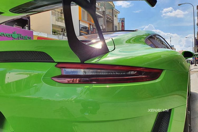 Chiếc Porsche 911 GT3 RS không có thay đổi gì về hệ truyền động, sức mạnh xe đến từ khối động cơ hút khí tự nhiên 4.0L 6 xi-lanh, cho công suất 520 mã lực và mô-men xoắn cực đại 470 Nm. Thông qua hộp số ly hợp kép 7 cấp, xe có thể chạy nước rút từ 0-100 km/h trong 3,2 giây trước khi đạt tốc độ tối đa 312 km/h.