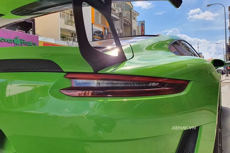 Chiếc Porsche 911 GT3 RS không có thay đổi gì về hệ truyền động, sức mạnh xe đến từ khối động cơ hút khí tự nhiên 4.0L 6 xi-lanh, cho công suất 520 mã lực và mô-men xoắn cực đại 470 Nm. Thông qua hộp số ly hợp kép 7 cấp, xe có thể chạy nước rút từ 0-100 km/h trong 3,2 giây trước khi đạt tốc độ tối đa 312 km/h.